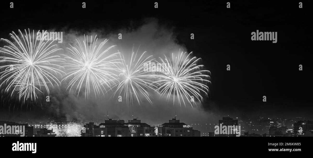 NITREÓI, RIO DE JANEIRO, BRÉSIL – 01/01/2023: Photo nocturne de l'arrivée du nouvel an (Réveillon) en noir et blanc avec feux d'artifice dans le ciel d'un Banque D'Images
