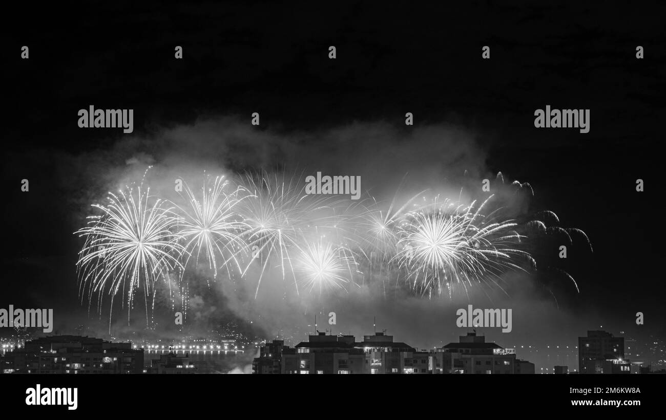 NITREÓI, RIO DE JANEIRO, BRÉSIL – 01/01/2023: Photo nocturne de l'arrivée du nouvel an (Réveillon) en noir et blanc avec feux d'artifice dans le ciel d'un Banque D'Images