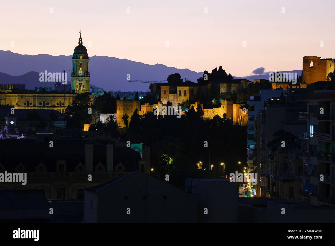 Vue en soirée sur la cathédrale de Malaga et Alcazaba, Malaga, Andalousie, Espagne, Europe Banque D'Images