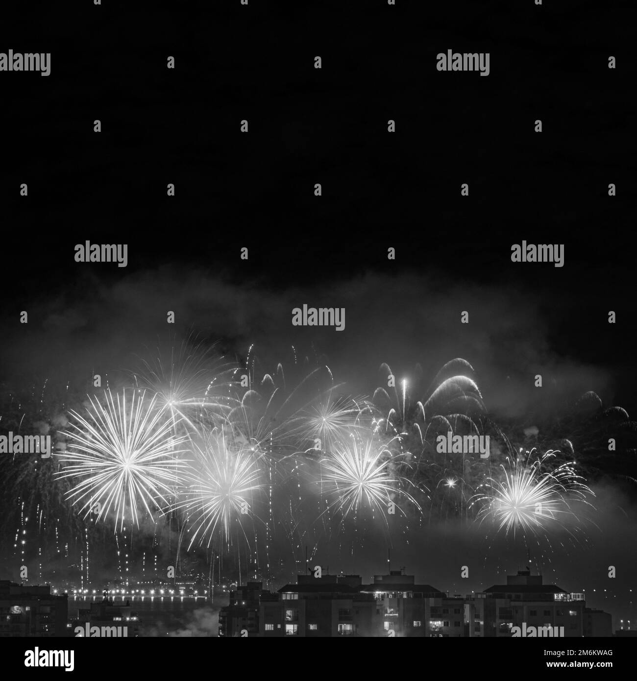NITREÓI, RIO DE JANEIRO, BRÉSIL – 01/01/2023: Photo nocturne de l'arrivée du nouvel an (Réveillon) en noir et blanc avec feux d'artifice dans le ciel d'un Banque D'Images