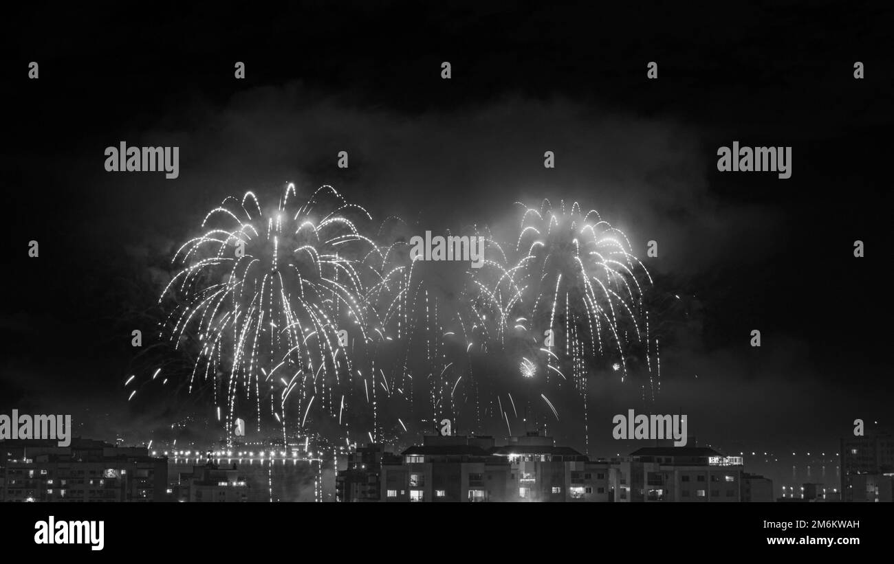 NITREÓI, RIO DE JANEIRO, BRÉSIL – 01/01/2023: Photo nocturne de l'arrivée du nouvel an (Réveillon) en noir et blanc avec feux d'artifice dans le ciel d'un Banque D'Images