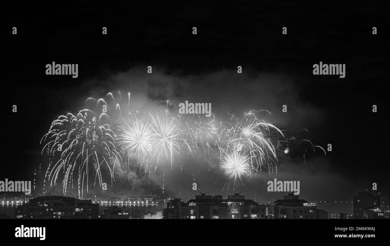 NITREÓI, RIO DE JANEIRO, BRÉSIL – 01/01/2023: Photo nocturne de l'arrivée du nouvel an (Réveillon) en noir et blanc avec feux d'artifice dans le ciel d'un Banque D'Images