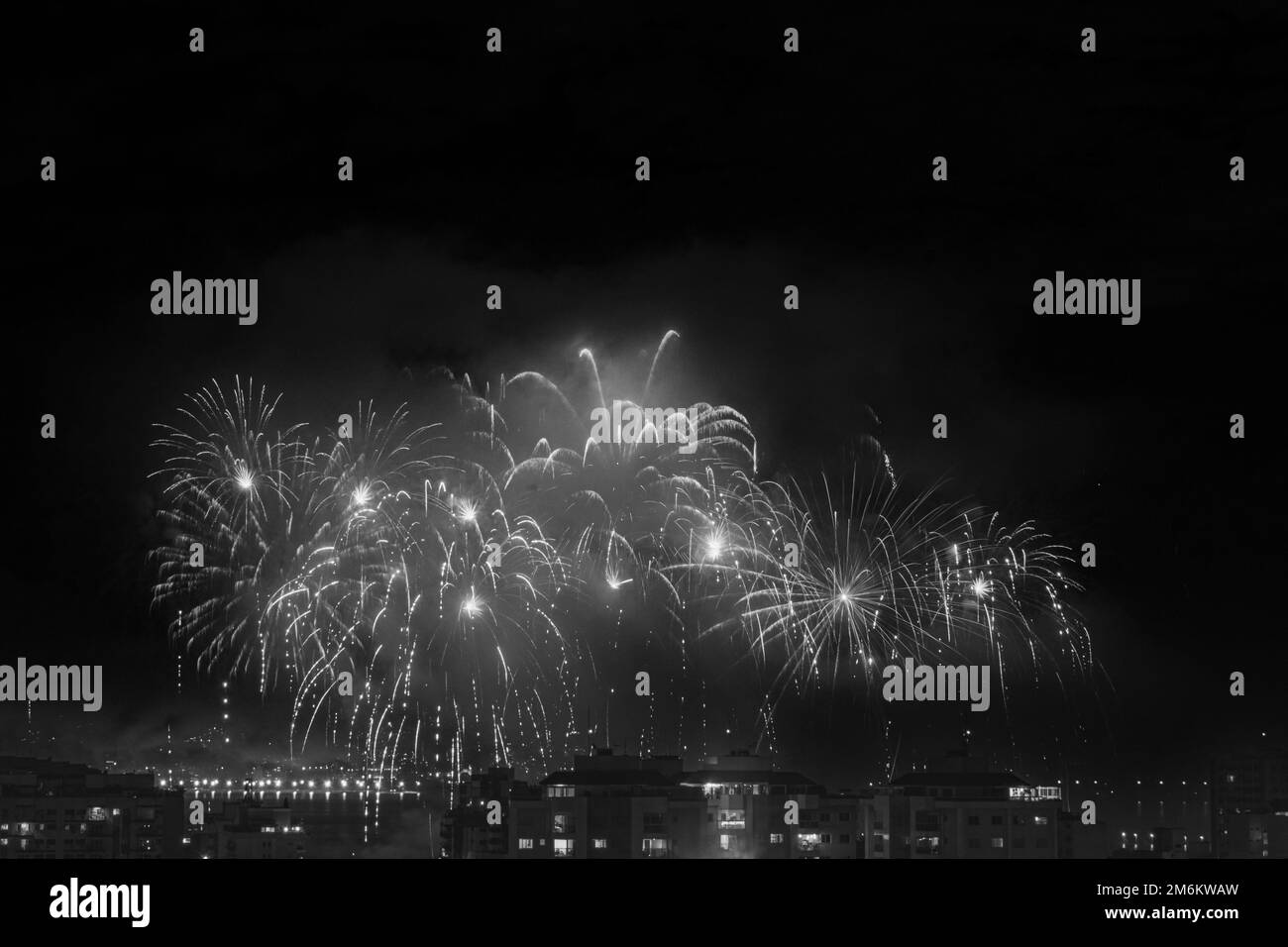 NITREÓI, RIO DE JANEIRO, BRÉSIL – 01/01/2023: Photo nocturne de l'arrivée du nouvel an (Réveillon) en noir et blanc avec feux d'artifice dans le ciel d'un Banque D'Images