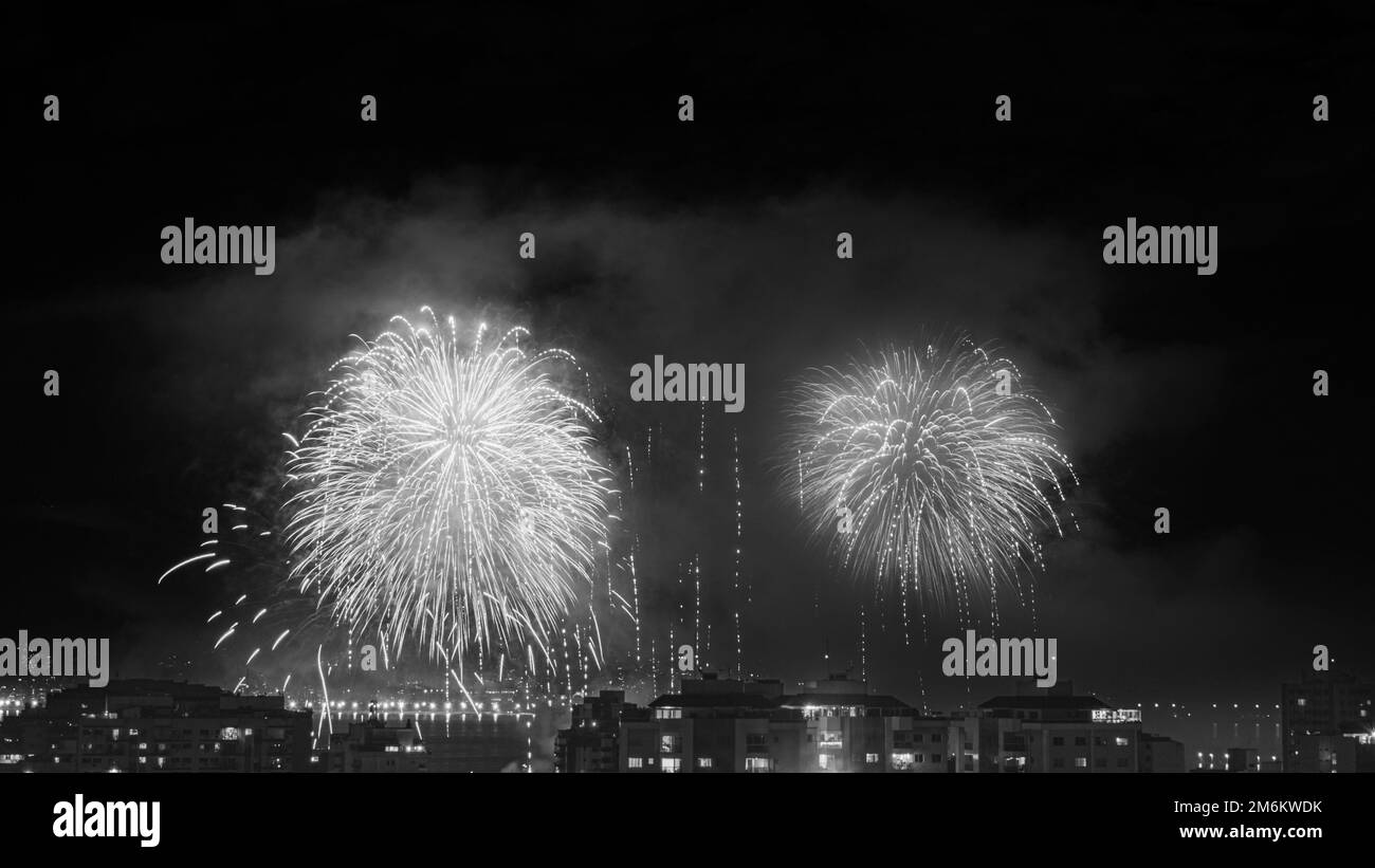 NITREÓI, RIO DE JANEIRO, BRÉSIL – 01/01/2023: Photo nocturne de l'arrivée du nouvel an (Réveillon) en noir et blanc avec feux d'artifice dans le ciel d'un Banque D'Images