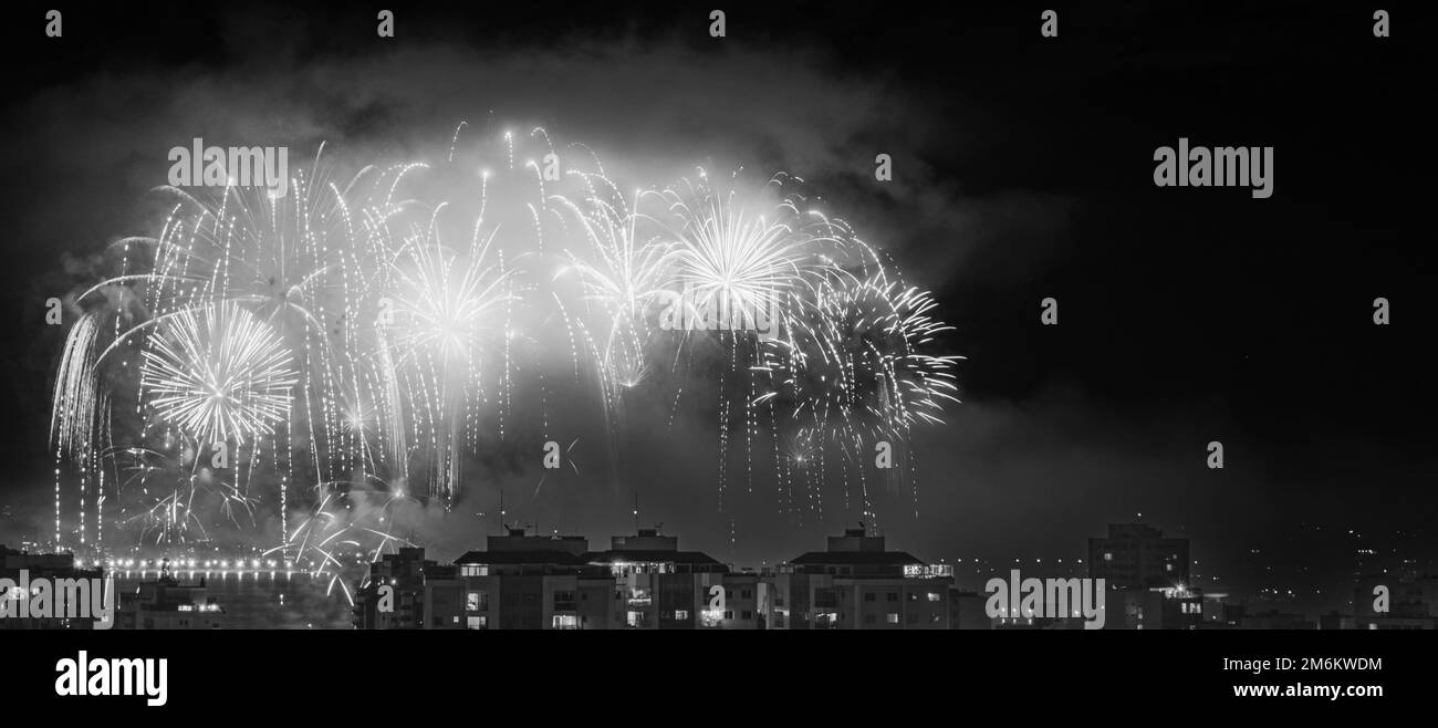 NITREÓI, RIO DE JANEIRO, BRÉSIL – 01/01/2023: Photo nocturne de l'arrivée du nouvel an (Réveillon) en noir et blanc avec feux d'artifice dans le ciel d'un Banque D'Images