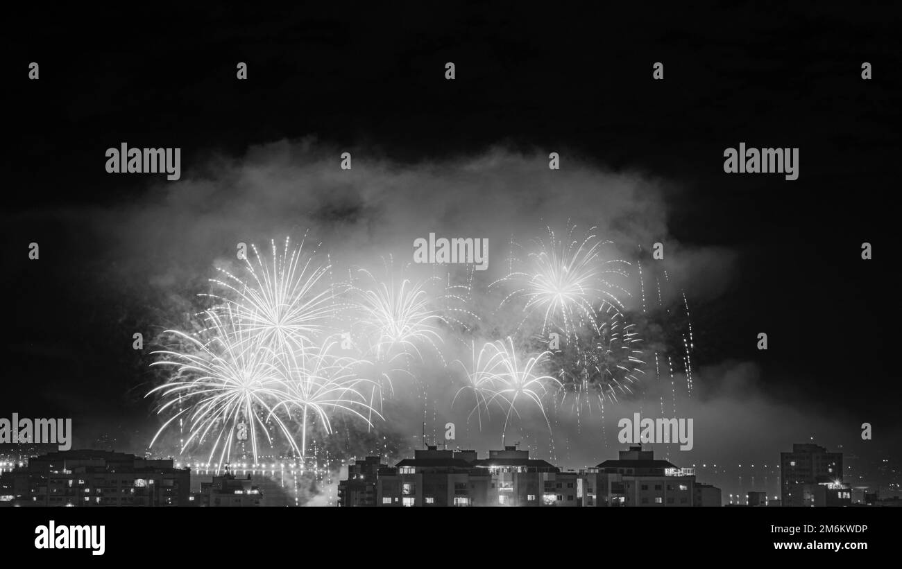 NITREÓI, RIO DE JANEIRO, BRÉSIL – 01/01/2023: Photo nocturne de l'arrivée du nouvel an (Réveillon) en noir et blanc avec feux d'artifice dans le ciel d'un Banque D'Images