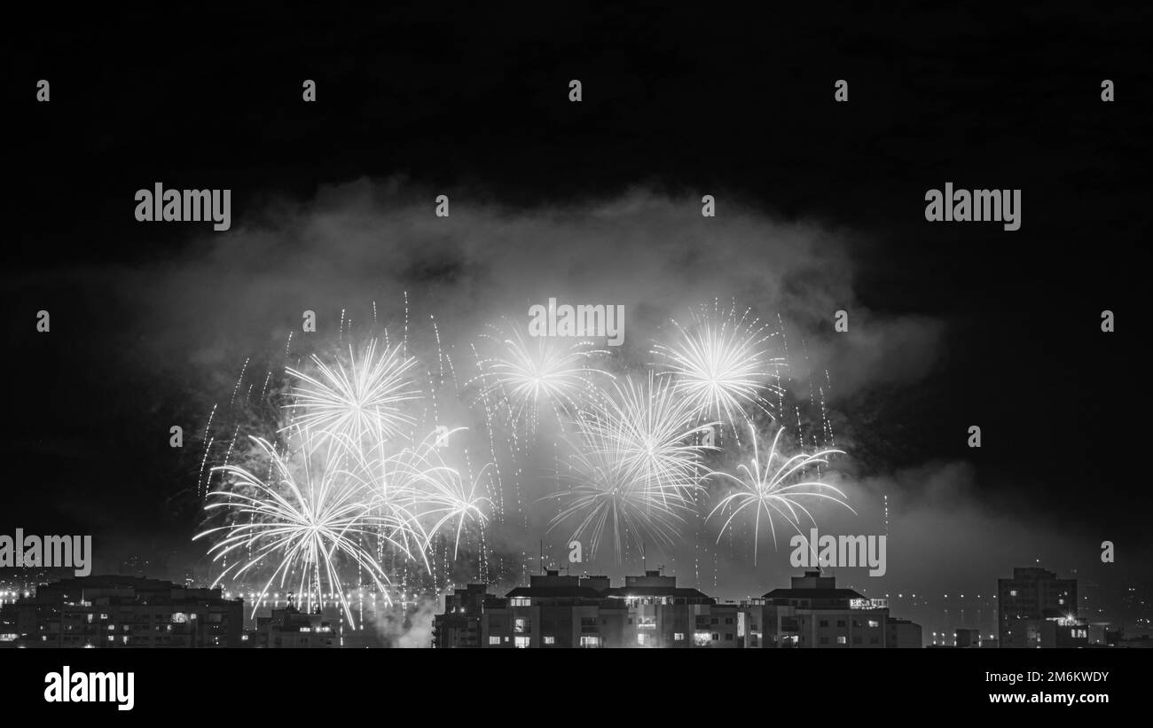 NITREÓI, RIO DE JANEIRO, BRÉSIL – 01/01/2023: Photo nocturne de l'arrivée du nouvel an (Réveillon) en noir et blanc avec feux d'artifice dans le ciel d'un Banque D'Images