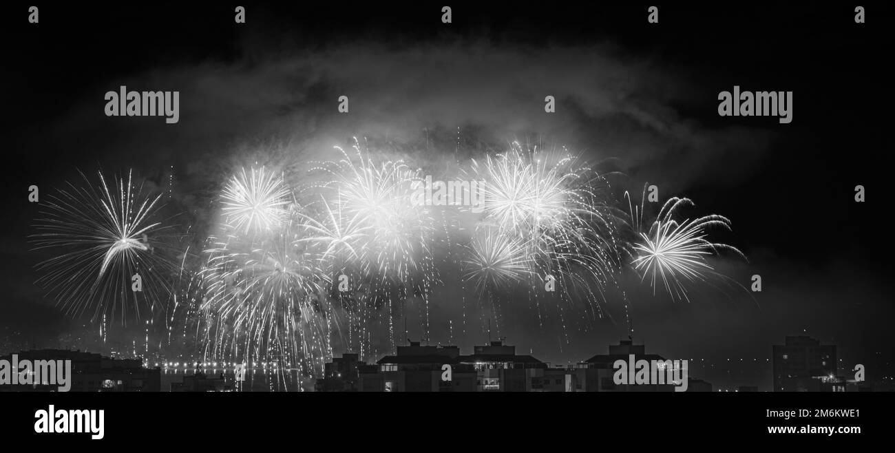 NITREÓI, RIO DE JANEIRO, BRÉSIL – 01/01/2023: Photo nocturne de l'arrivée du nouvel an (Réveillon) en noir et blanc avec feux d'artifice dans le ciel d'un Banque D'Images