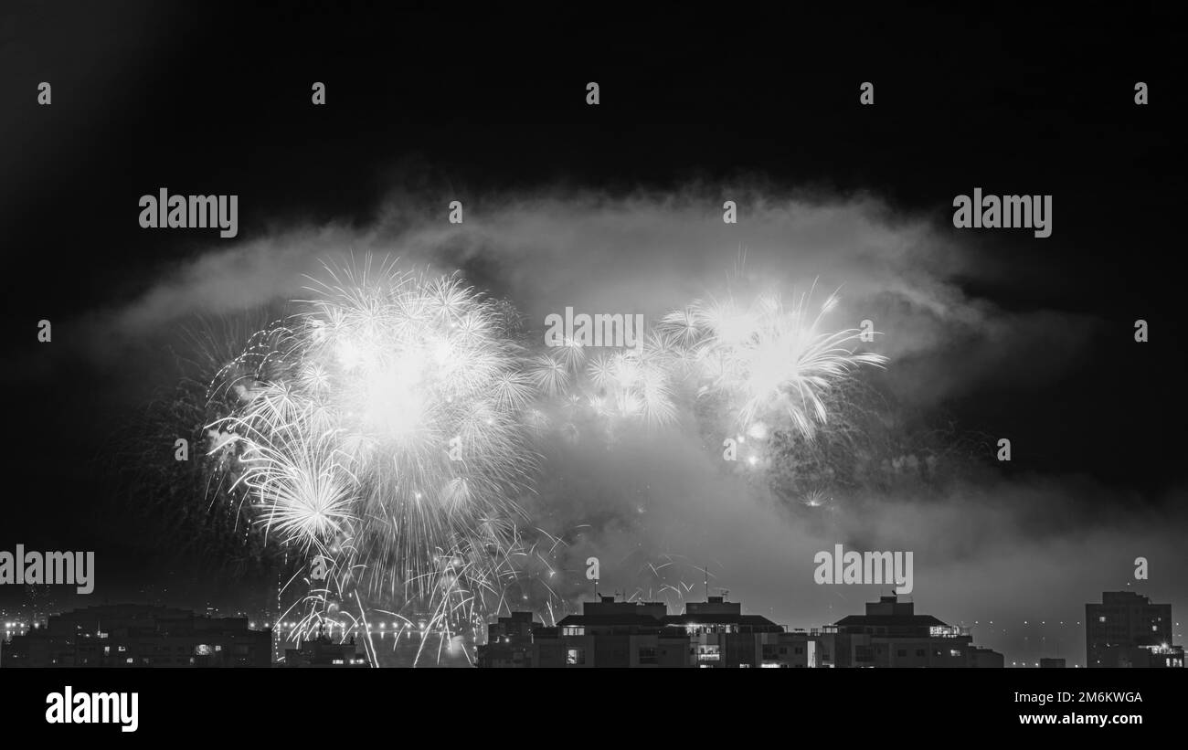 NITREÓI, RIO DE JANEIRO, BRÉSIL – 01/01/2023: Photo nocturne de l'arrivée du nouvel an (Réveillon) en noir et blanc avec feux d'artifice dans le ciel d'un Banque D'Images