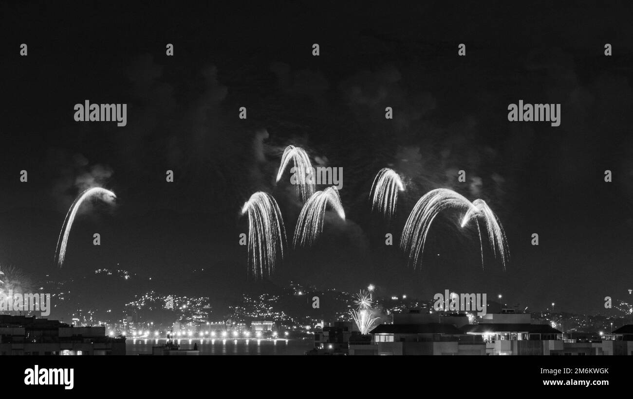 NITREÓI, RIO DE JANEIRO, BRÉSIL – 01/01/2023: Photo nocturne de l'arrivée du nouvel an (Réveillon) en noir et blanc avec feux d'artifice dans le ciel d'un Banque D'Images