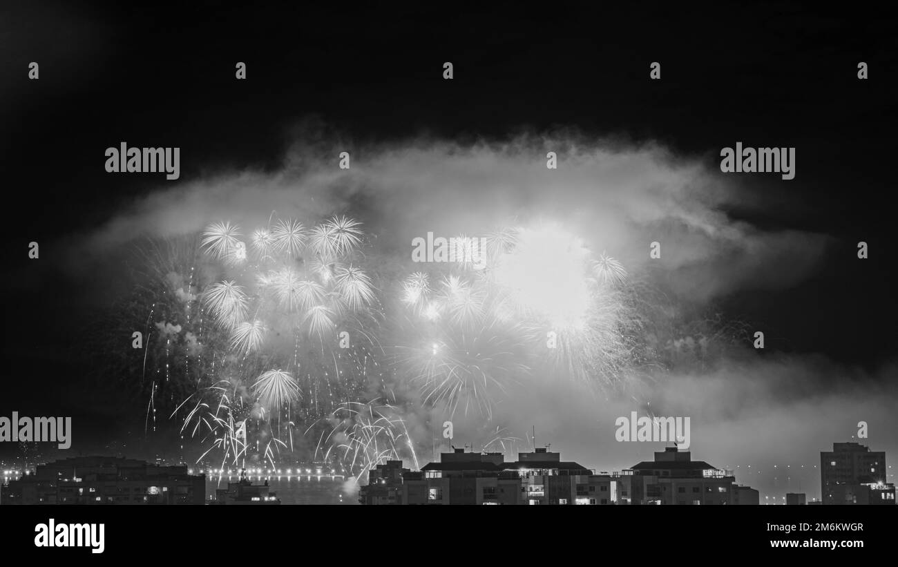 NITREÓI, RIO DE JANEIRO, BRÉSIL – 01/01/2023: Photo nocturne de l'arrivée du nouvel an (Réveillon) en noir et blanc avec feux d'artifice dans le ciel d'un Banque D'Images