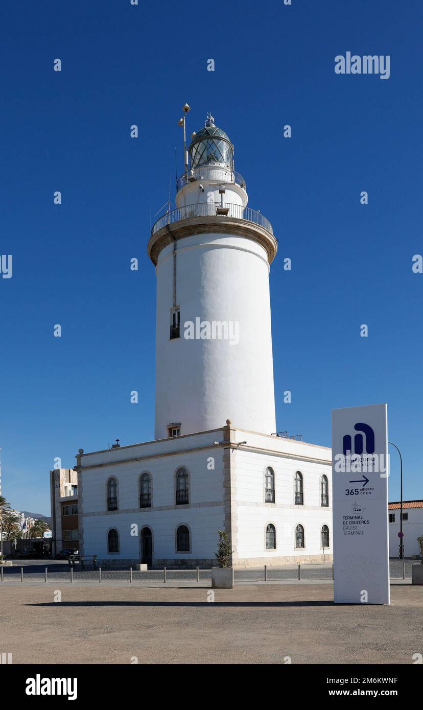 Phare (la Farola de Malaga) à la promenade du port Muelle uno, Malaga, Espagne, Andalousie, Europe. Banque D'Images