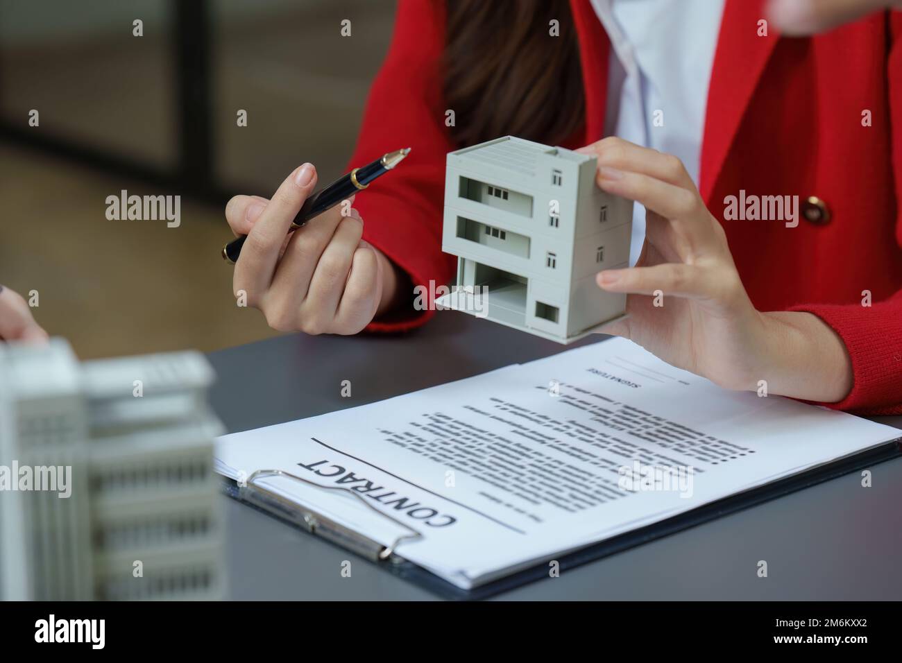 Agent immobilier expliquer le contrat d'assurance et d'entente au client avant de signer le contrat. Assurance de biens et concept de sécurité Banque D'Images