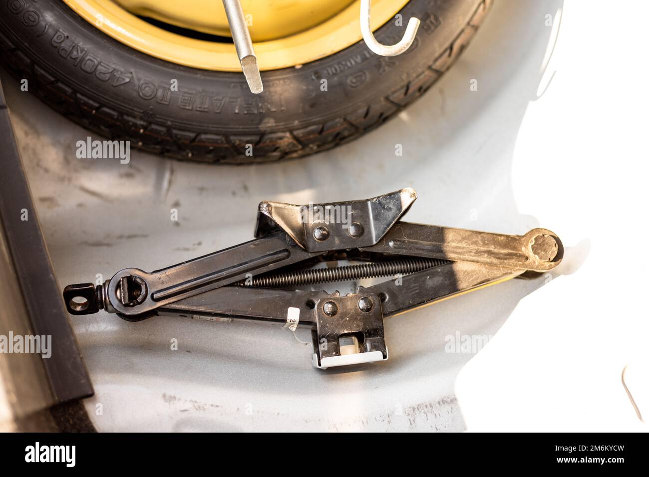 Cric de voiture avec stepney et kit d'outils de changement de roue Banque D'Images