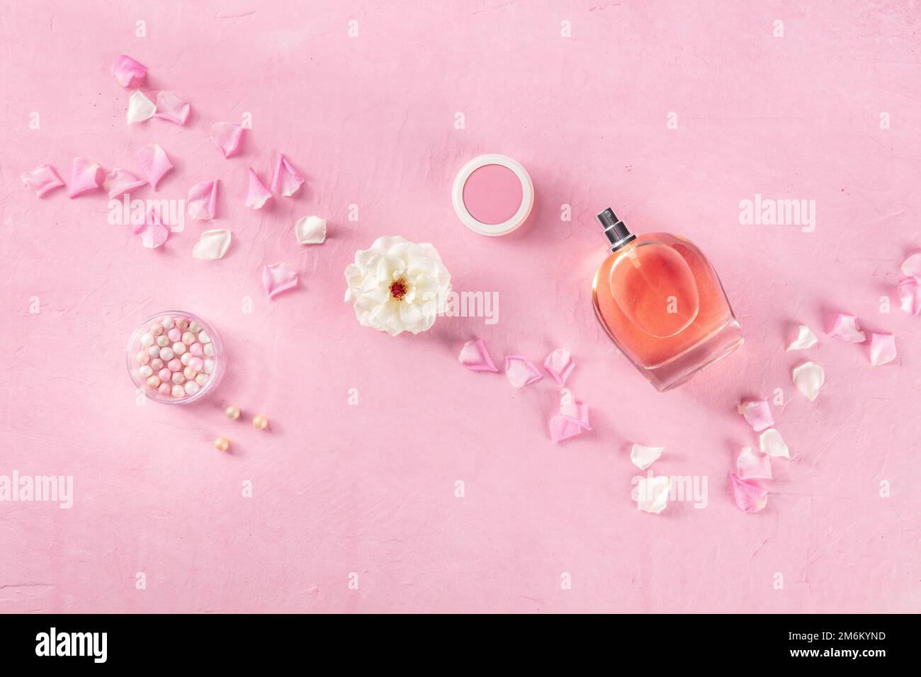 Beauté et concept cosmétique. Une bouteille de parfum et de maquillage, au-dessus Banque D'Images