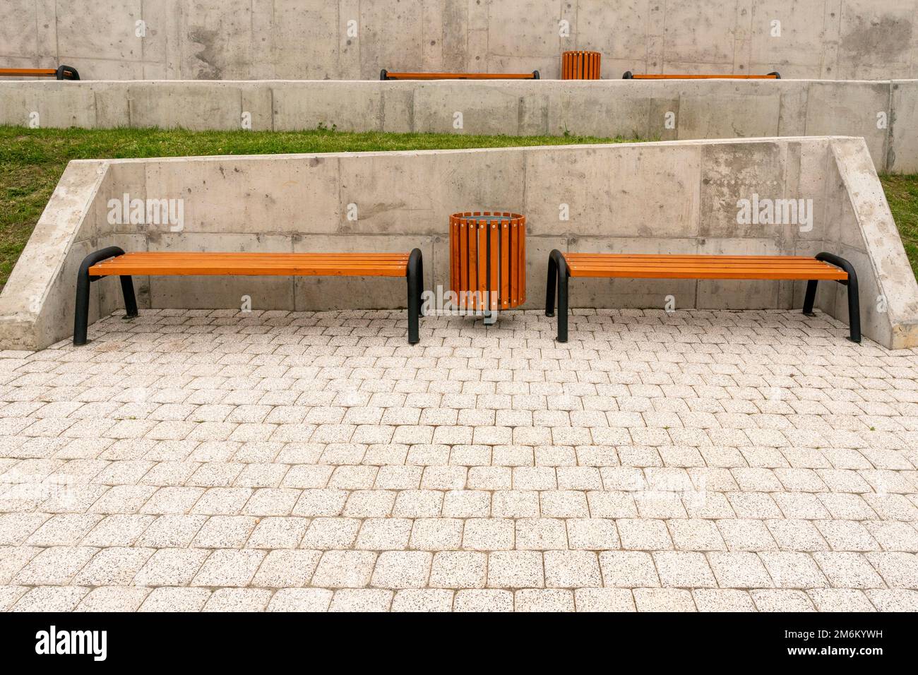 Bancs en bois sur fond de mur en béton Banque D'Images