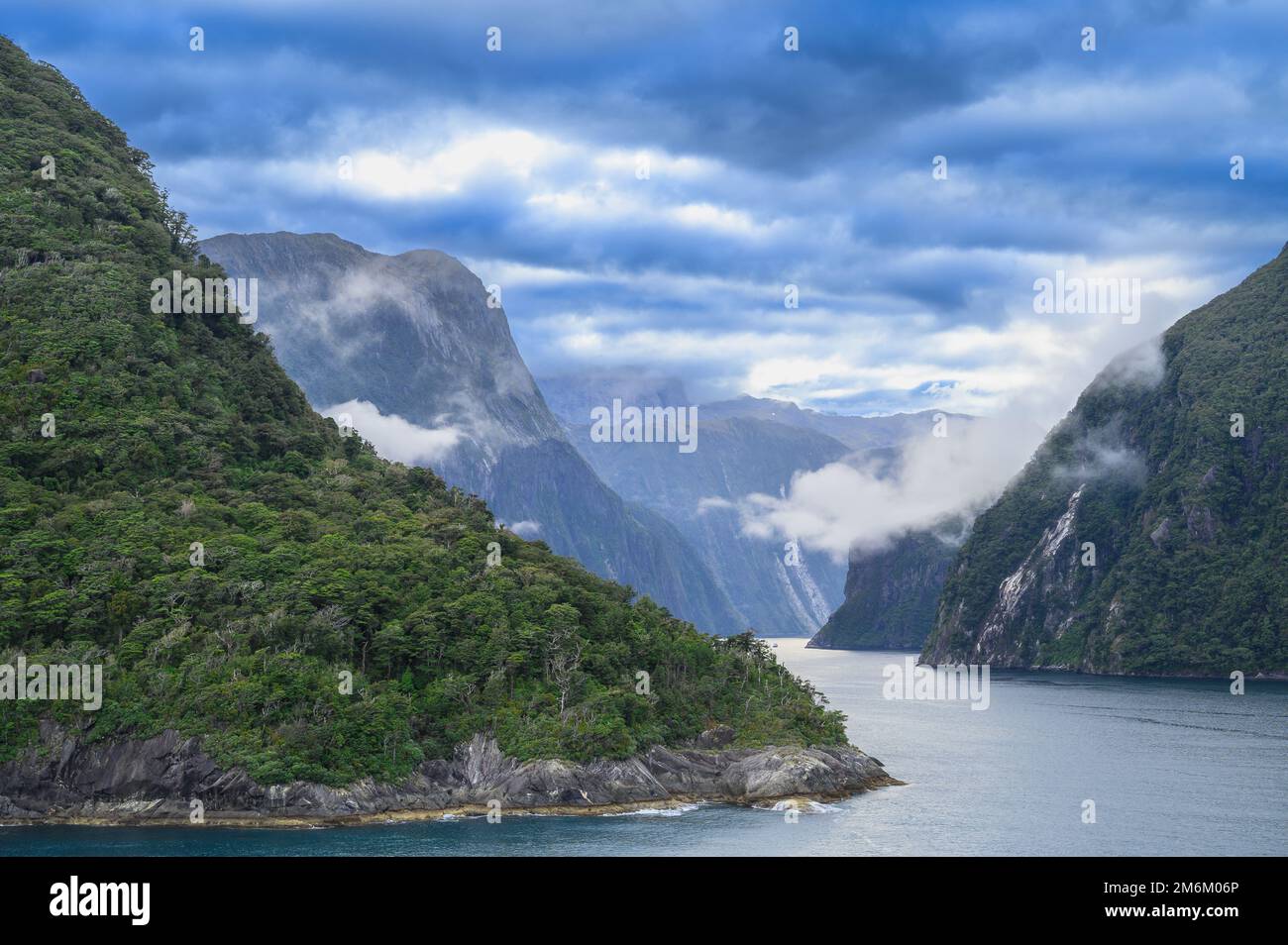 Doubtful Sound est un fjord dans le sud-ouest de la Nouvelle-Zélande. C'est le fjord le plus profond de 421M et 40km de long. Il est également connu sous le nom de « son du silence ». Banque D'Images