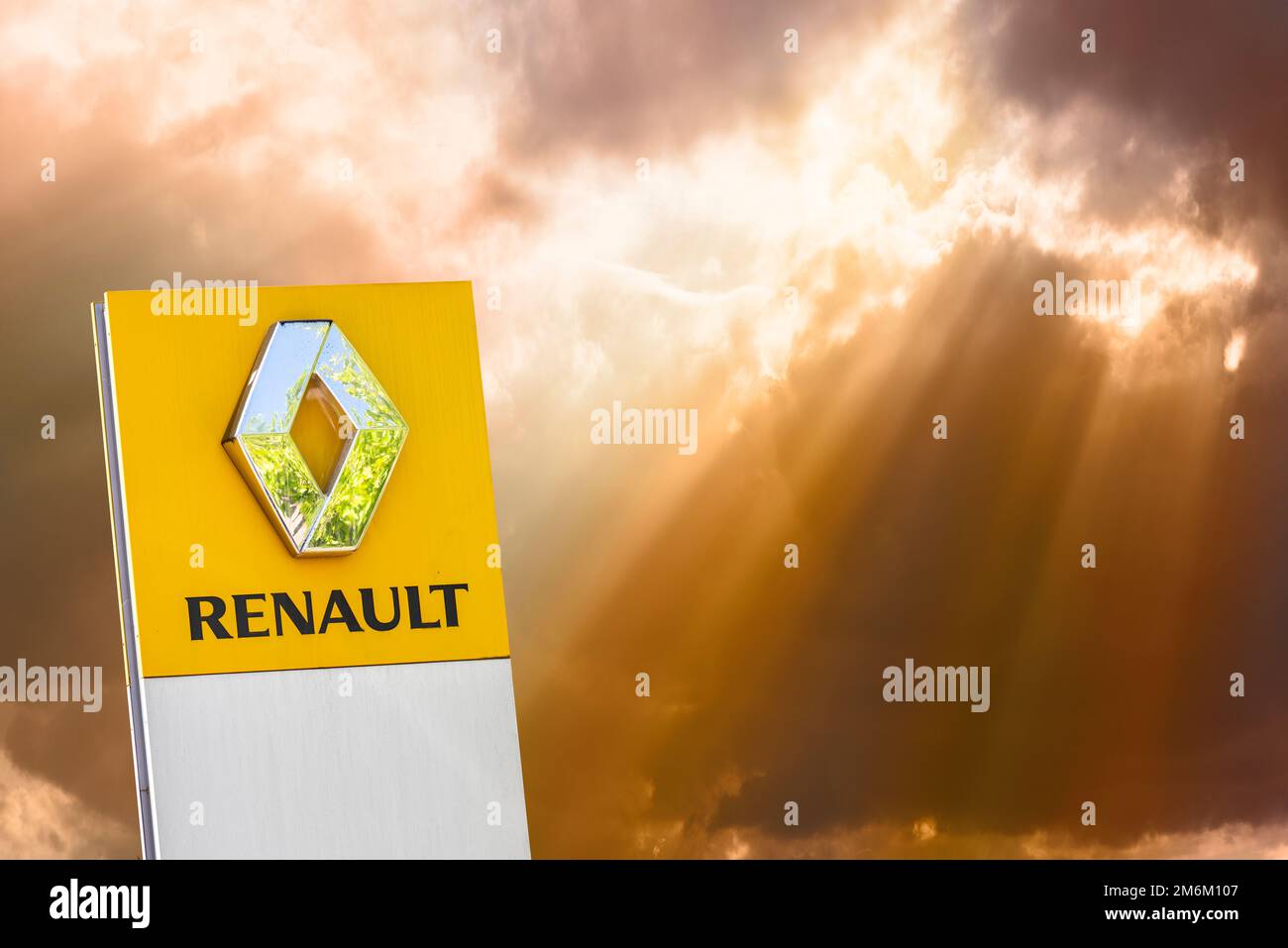 Signe publicitaire de la société RENAULT Banque D'Images