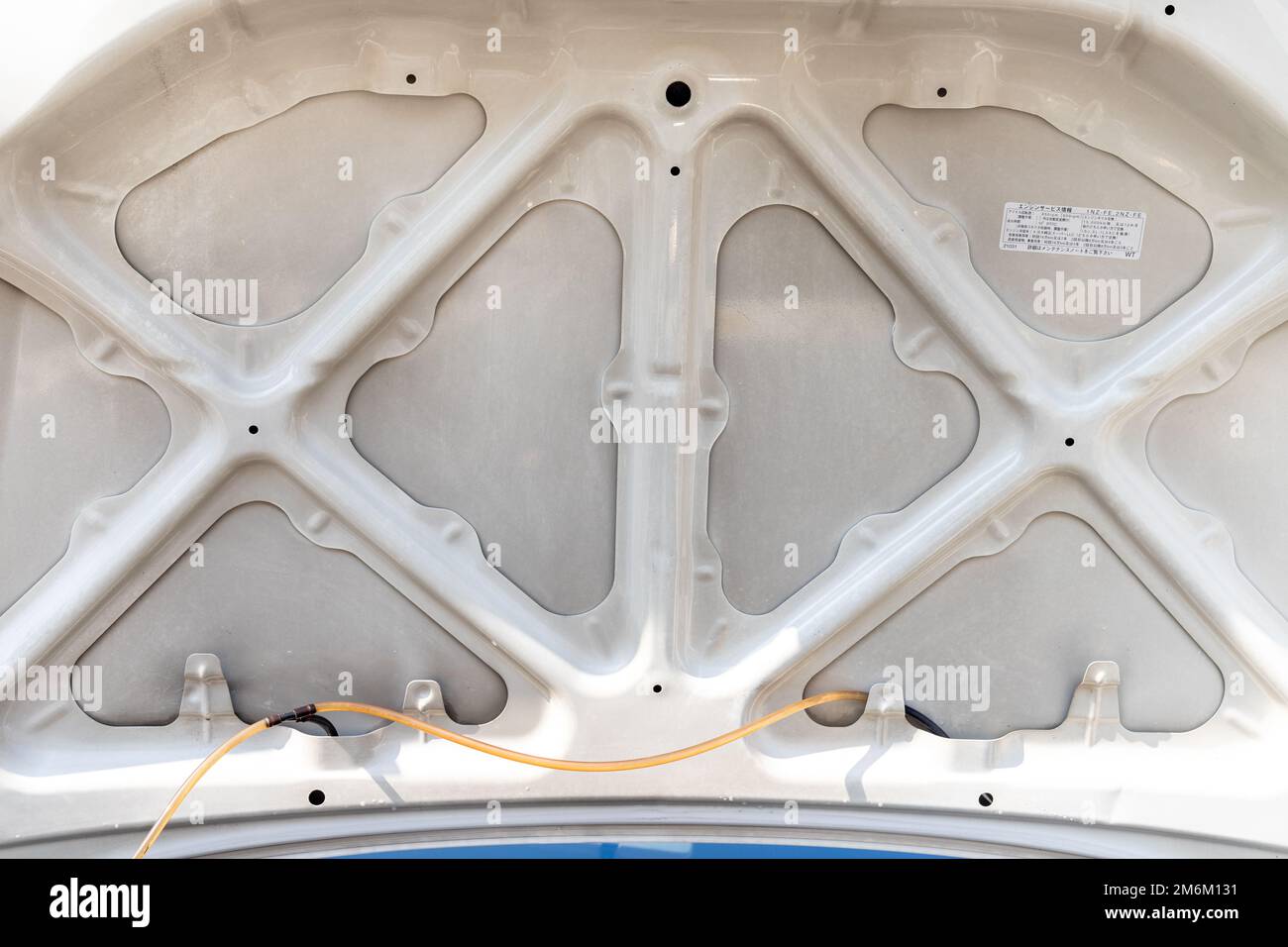 Structure arrière du capot de la voiture et cadre qui soutiennent le capot Banque D'Images