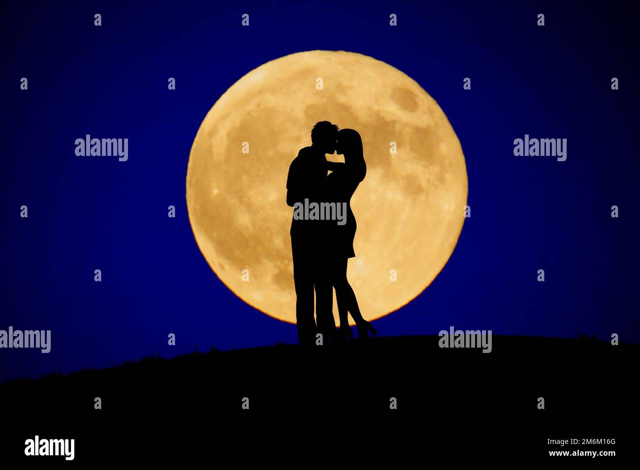 Deux personnes pour embrasser la lune à l'arrière Banque D'Images