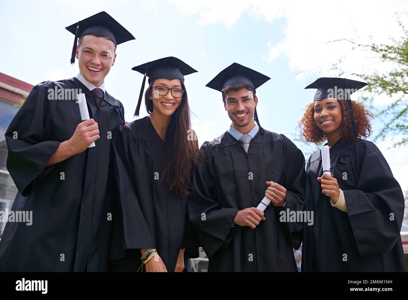 Dites que l'avenir était sur notre chemin. un groupe diversifié d'étudiants universitaires le jour de la remise des diplômes. Banque D'Images