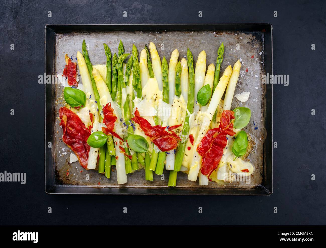 Asperges blanches et vertes traditionnelles cuites au four avec du fromage  Photo Stock - Alamy