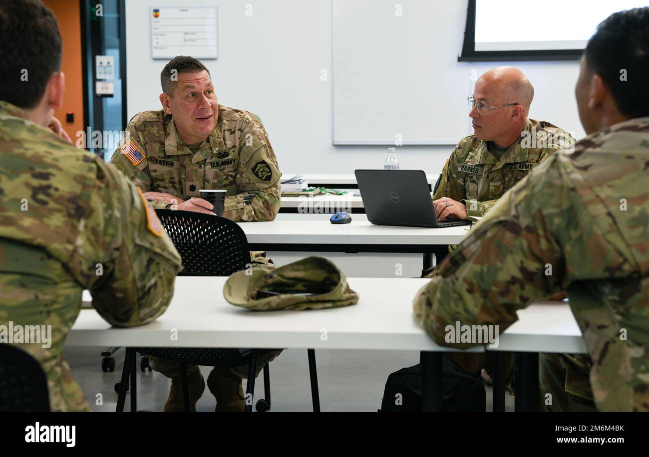 Aumôniers de la Garde nationale de l'Armée de l'Oregon [Lt. Colonel] Shane Yates (centre gauche) et [Maj.] Richard Barnes (centre droit), interagit avec d'autres aumôniers de la Garde nationale de l'Oregon lors d'une conférence dans le cadre de l'entraînement annuel de soutien (CAST) de l'aumônier au camp Umatilla, Oregon, 30 avril 2022. Le CAST de trois jours favorise le développement professionnel et le développement de l'équipe pour les membres de la Garde nationale de l'Oregon dans le cadre de leur formation annuelle. (Photo de la Garde nationale par John Hughel, ministère des Affaires publiques de l'Oregon) Banque D'Images