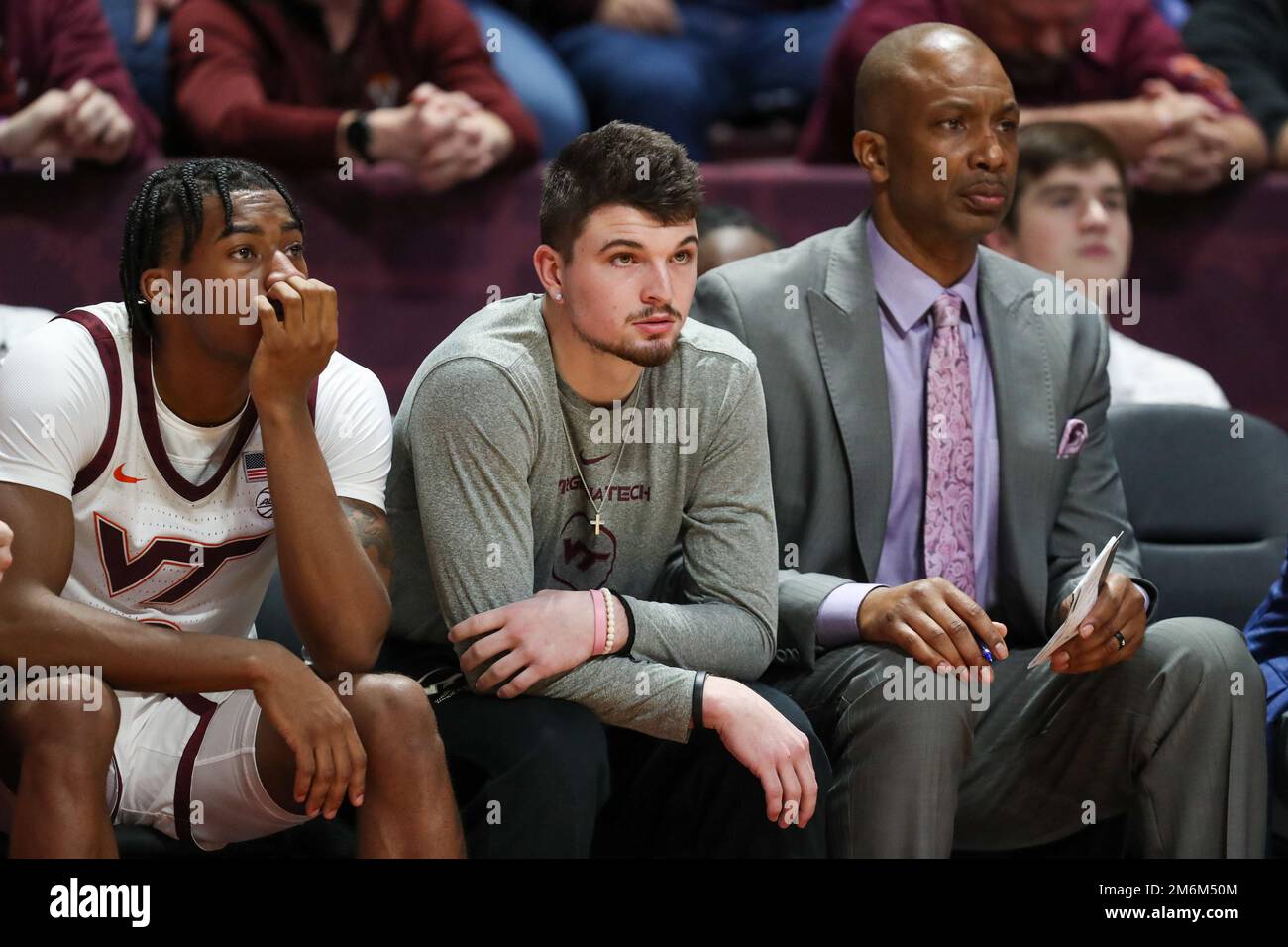 4 janvier 2023: Virginia Tech Hokies garde Hunter Cattoor (au centre) mis sur la touche en raison de blessures lors du match de basket-ball NCAA entre les Tigres Clemson et les Hokies Virginia Tech au Cassell Coliseum à Blacksburg, en Virginie. Greg Atkins/CSM Banque D'Images