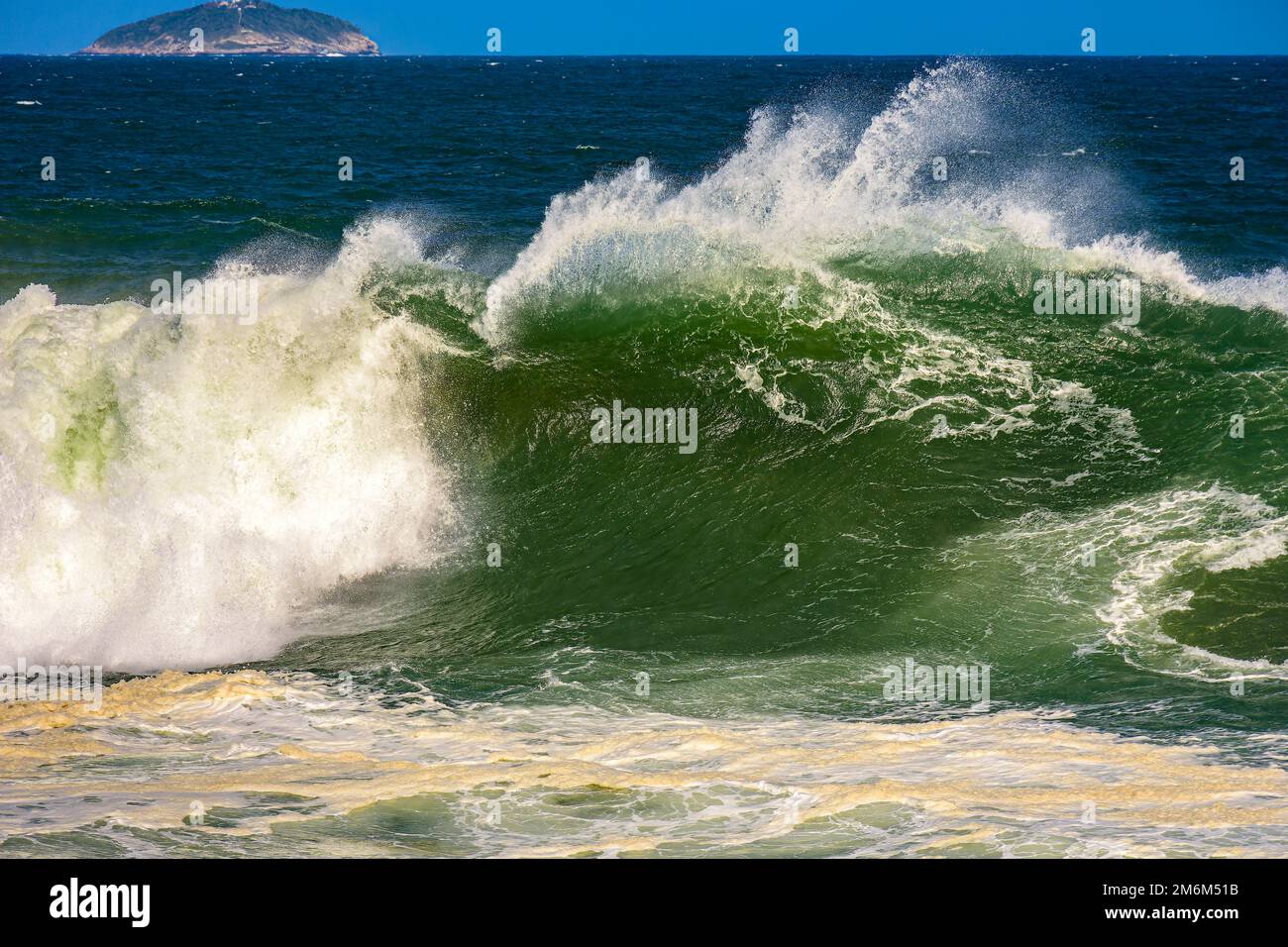 Grande vague de rupture à la plage d'Ipanema à Rio de Janeiro Banque D'Images