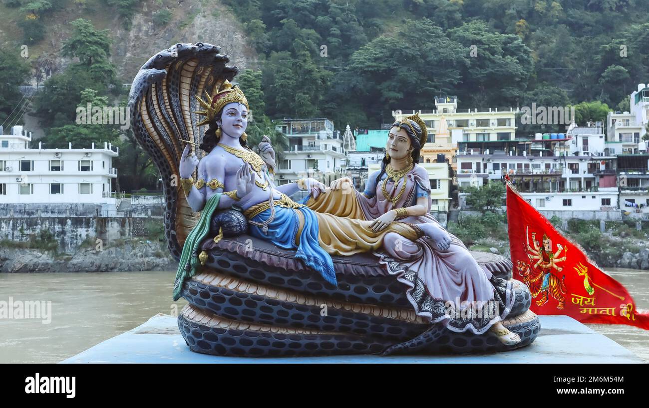 Statue du Seigneur Vishnu et de la déesse Lakshmi sur le chapeau public de Tapovan, Rishikesh, Uttarakhand, Inde. Banque D'Images