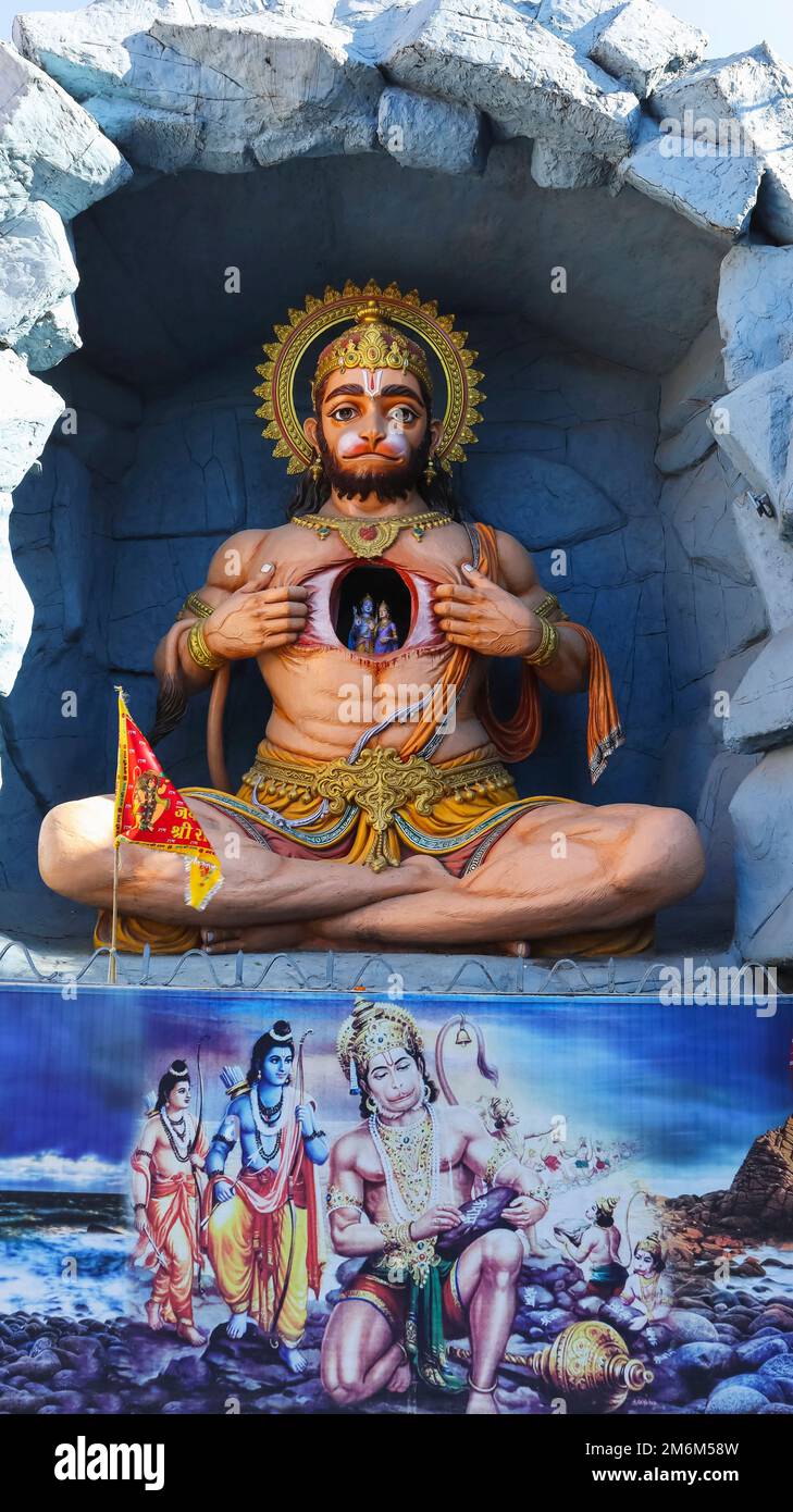 Statue du Seigneur Hanuman montrant RAM Sita dans sa poitrine ouverte, Rishikesh, Uttarakhand, Inde Banque D'Images
