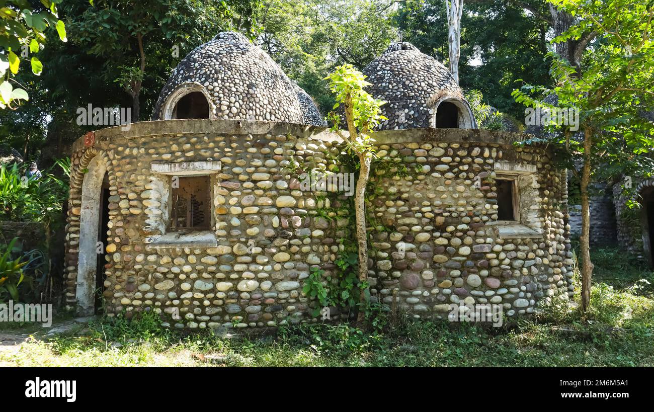Vue de Kutiya ou huttes utilisées pour la méditation, Beatles Ashram, Rishikesh, Uttarakhand, Inde Banque D'Images