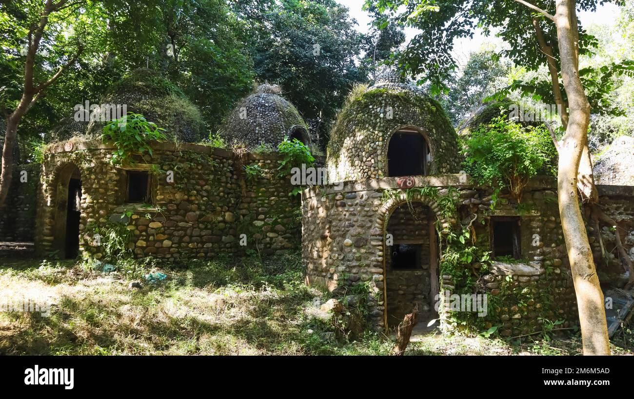Vue de Kutiya ou huttes utilisées pour la méditation, Beatles Ashram, Rishikesh, Uttarakhand, Inde Banque D'Images