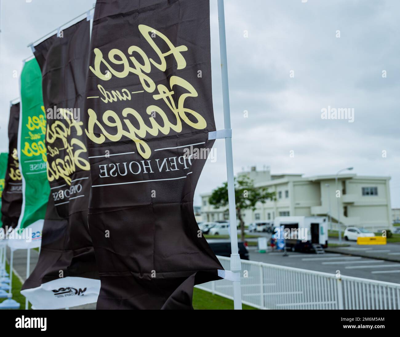 Des bannières Nobori sont placées pour promouvoir l’événement communautaire « âges et étapes » des Services communautaires du corps des Marines sur le camp Foster, Okinawa, Japon, 30 avril 2022. LA santé comportementale DES MCCA a organisé cet événement pendant le mois de la prévention de l'abus des enfants afin de sensibiliser les enfants touchés aux ressources disponibles et à la façon dont la communauté peut prévenir activement l'abus des enfants. Banque D'Images