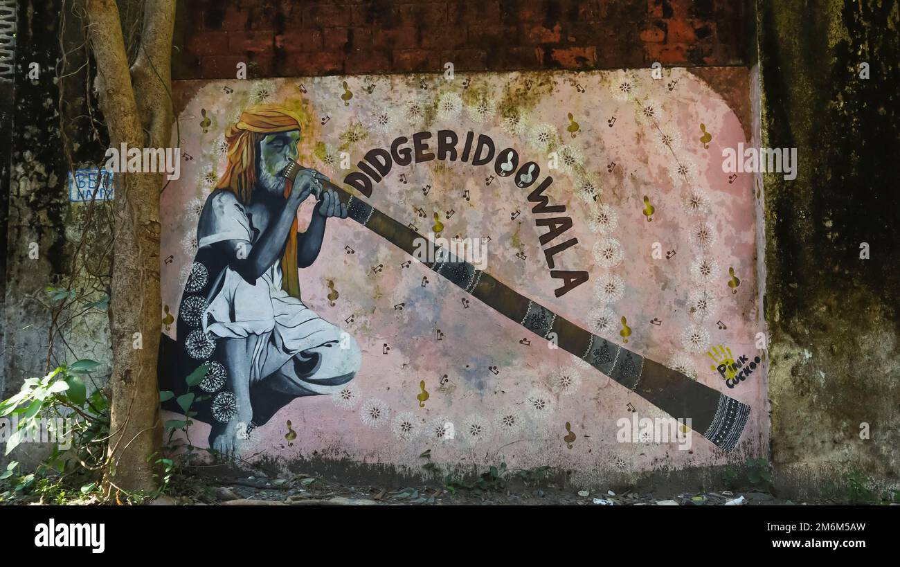 Peinture de l'homme jouant des instruments de musique, Beatles Ashram, Rishikesh, Uttarakhand, Inde Banque D'Images
