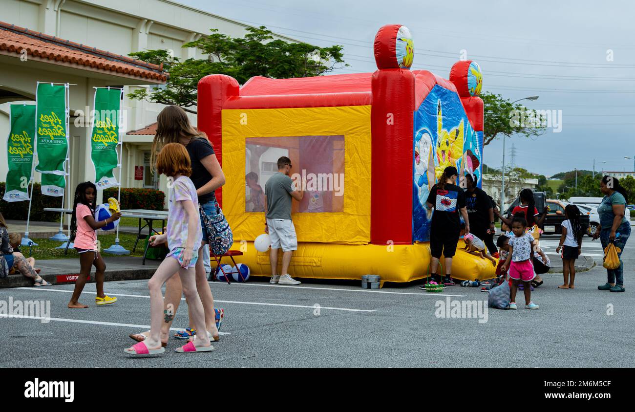 Les membres du service et les familles des États-Unis participent à un événement communautaire « âge et étapes » au Camp Foster, Okinawa, Japon, 30 avril 2022. Services communautaires du corps maritime la santé comportementale a organisé cet événement pendant le mois de la prévention de l'abus des enfants afin de sensibiliser les enfants touchés aux ressources disponibles et à la façon dont la communauté peut prévenir activement l'abus des enfants. Banque D'Images