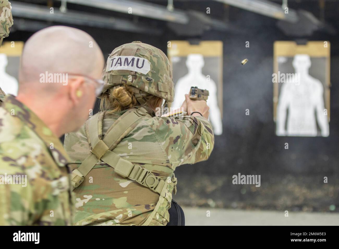 La cadet Katie Humphereys, de l'Université A&M du Texas, tire à sa cible lors de l'épreuve de tir de pistolet sur 30 avril au concours de compétences militaires de Sandhurst. Les cadets tirent à tour de rôle sur une cible en carton dans leur voie de tir, gagnant des points pour chaque zone corporelle désignée qu'ils frappent pendant leur tour. Le concours de compétences militaires de Sandhurst a eu lieu à 29-30 avril, à l'Académie militaire des États-Unis, à West point, dans l'État de New York | photo de Sarah Windmueller, États-Unis Affaires publiques du commandement des cadets de l'Armée Banque D'Images