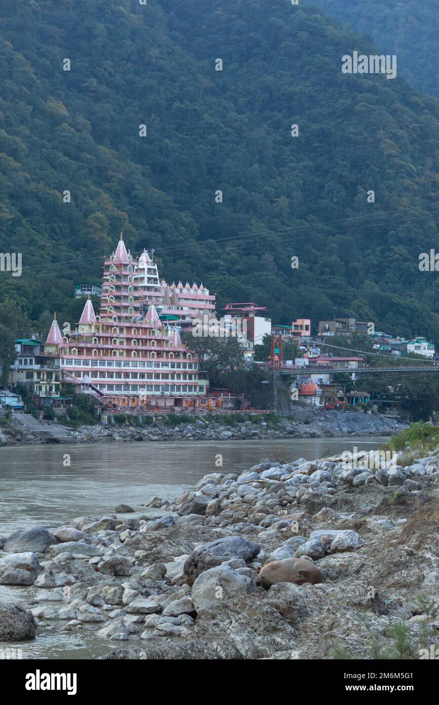 Voir le fleuve Ganga et le Hitam Life Spritual Centre en arrière-plan, Tapovan, Rishikesh, Uttarakhand, Inde. Banque D'Images