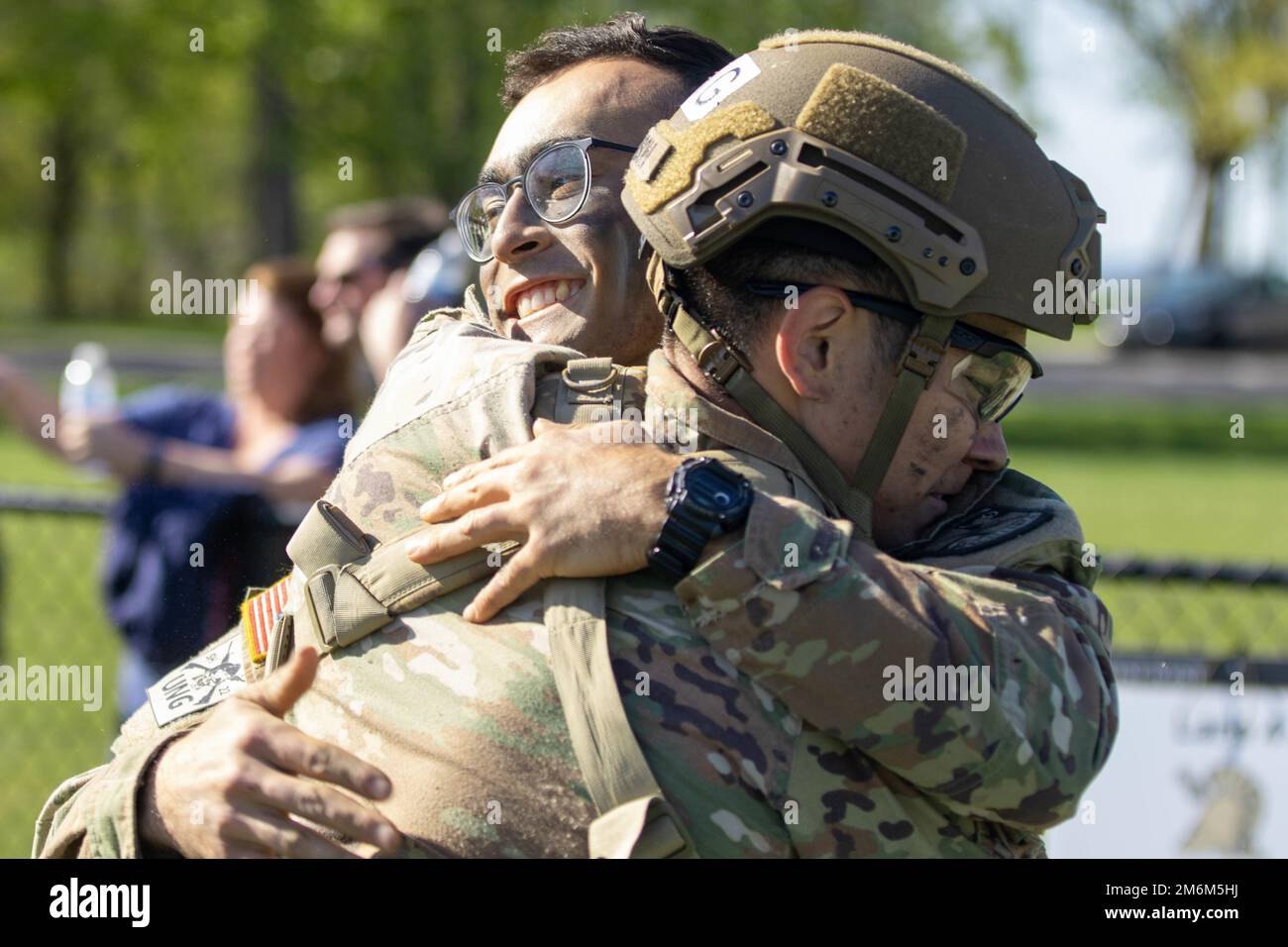 Les cadets Shane Henderson et Justin Collado célèbrent l'événement final du concours de compétences militaires de Sandhurst sur 30 avril 2022. Après deux journées intenses de compétition, les Cadets ont participé au dernier défi, appelé « le Crucible ». Les équipes de cadets ont été chargées d'obstacles physiques et mentaux tout en déplaçant les engins lourds et en sauvant deux victimes de combat. Le Sandhurst Military Skills Competition est un événement annuel organisé par l'Académie militaire des États-Unis à West point, dans l'État de New York, qui présente des collèges de partout aux États-Unis et du monde entier luttant pour le titre de meilleur M. Banque D'Images