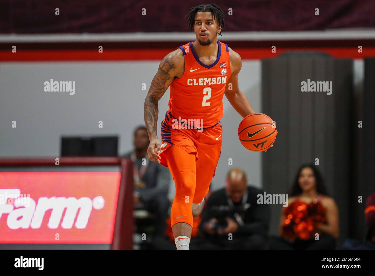 4 janvier 2023: Dillon Hunter, garde des Tigres Clemson (2), fait monter le ballon au sol pendant le match de basket-ball NCAA entre les Tigres Clemson et les Hokies de la technique de Virginie au Cassell Coliseum à Blacksburg, en Virginie. Greg Atkins/CSM Banque D'Images