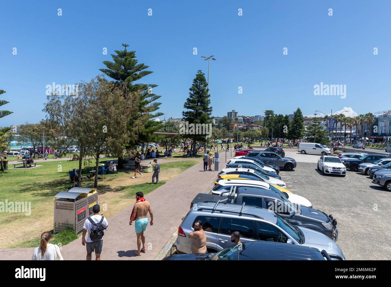 Le parking de Bondi Beach peut être difficile, limité pour les véhicules sur campbell parade face à la plage, Sydney, NSW, Australie Banque D'Images