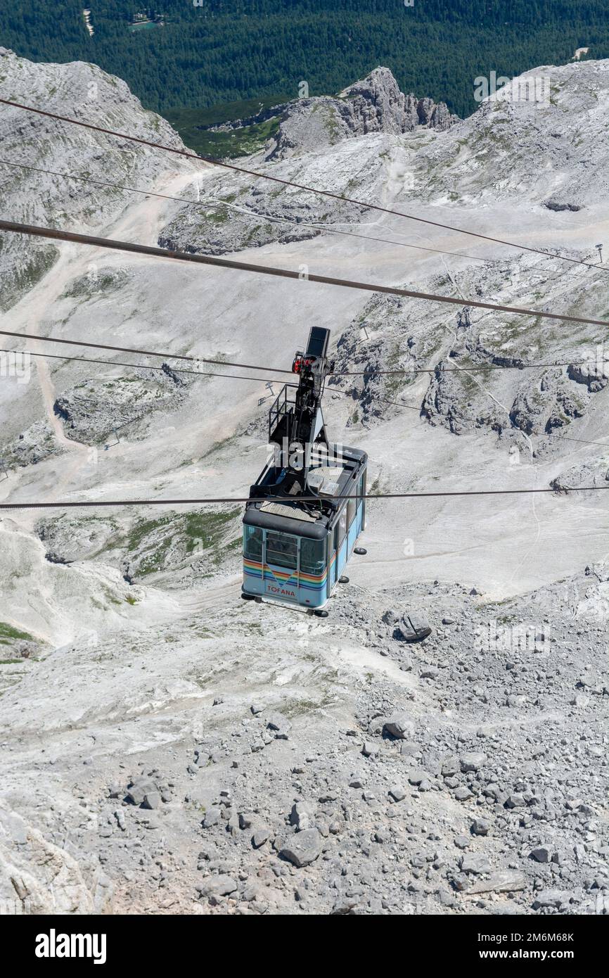 Cortina d'Ampezzo, Dolomites, Italie - 8 juillet 2022 : téléphérique ou télécabine montant de Cortina d'Ampezzo à Tofana di M. Banque D'Images