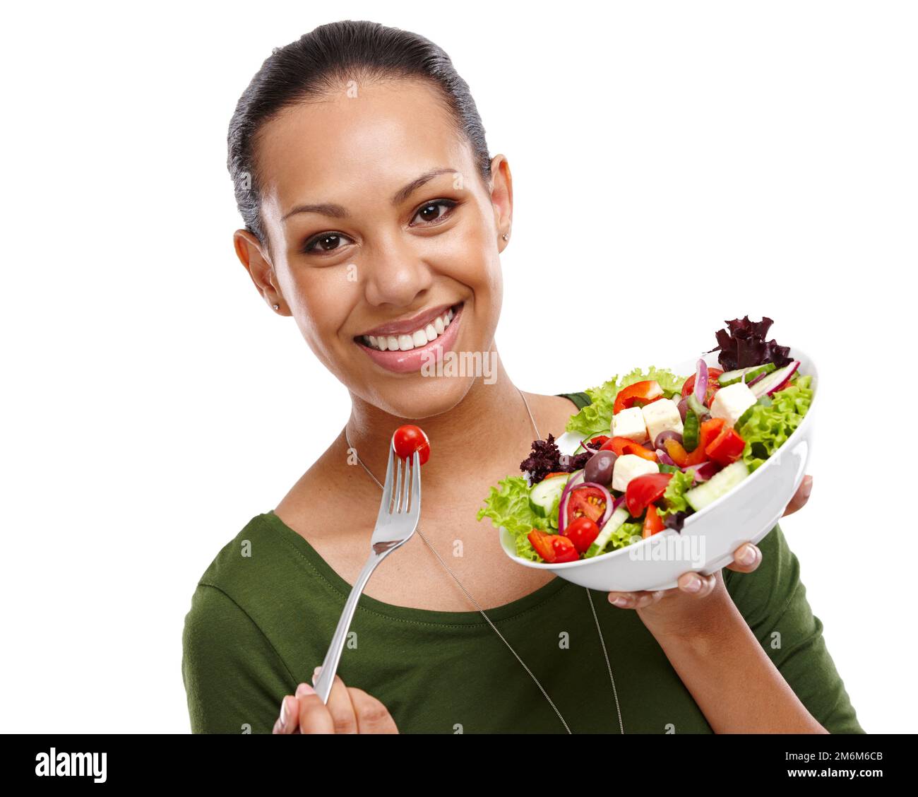 Nous avons eu une bonne chance. Portrait d'une jeune femme attrayante mangeant un bol de salade isolé sur blanc. Banque D'Images