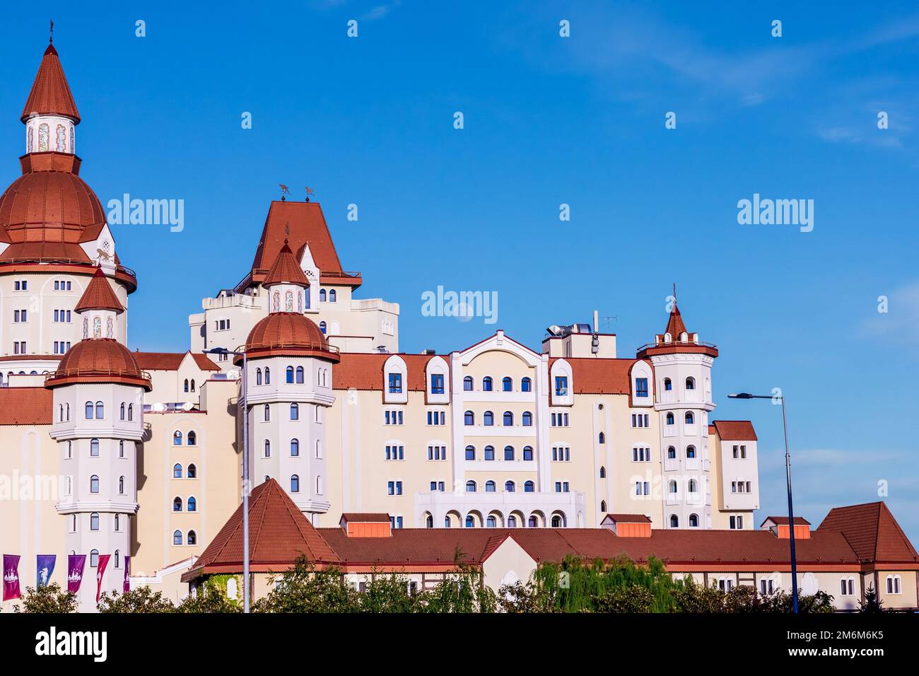 Russie, Sotchi 14.05.2022. Le bâtiment dans le style d'un château de conte de fées avec la toile de fond d'un ciel bleu et une lune ronde o Banque D'Images