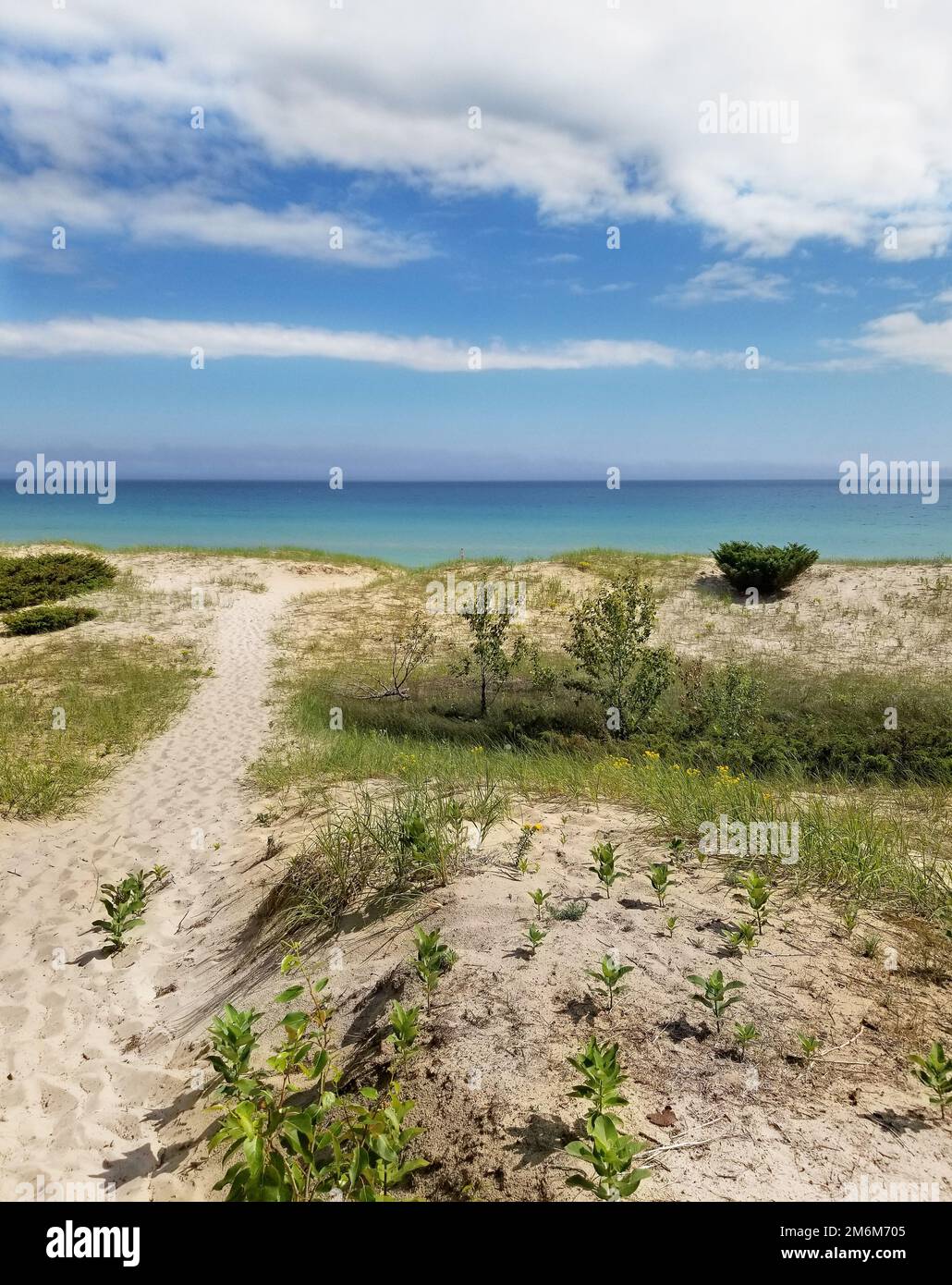 Vue sur l'eau bleu cristal et la plage de sable, lac Michigan depuis la baie de Cables sur Beaver Island Banque D'Images