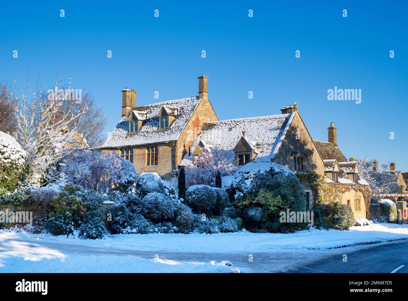 Cotswold maison dans la neige en décembre. Chipping Campden, Cotswolds, Gloucestershire, Angleterre Banque D'Images