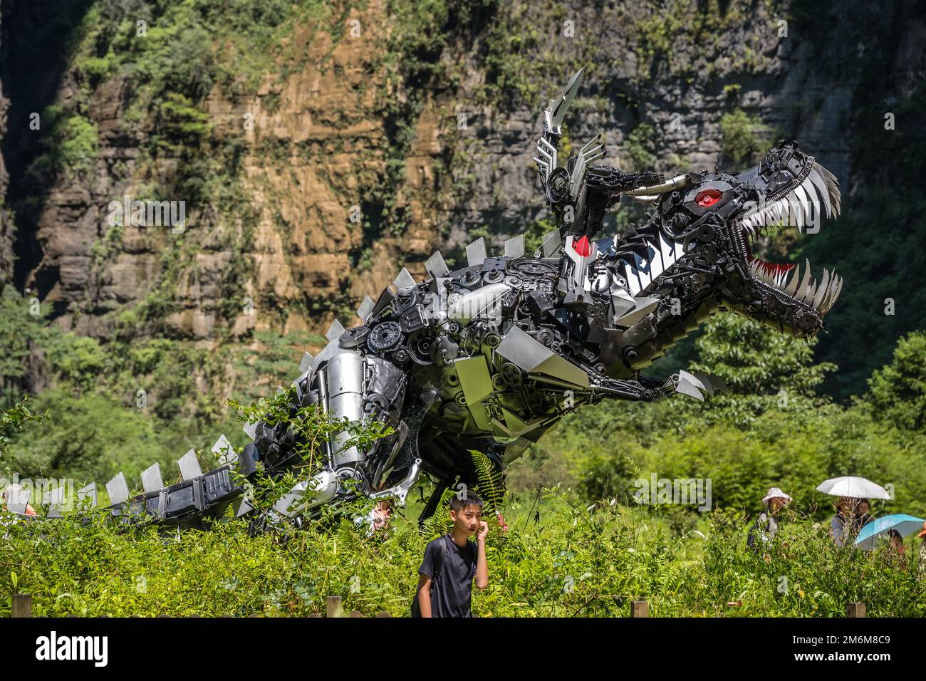 La statue de dinosaure du film Transformers dans le parc national de Wulong  Photo Stock - Alamy
