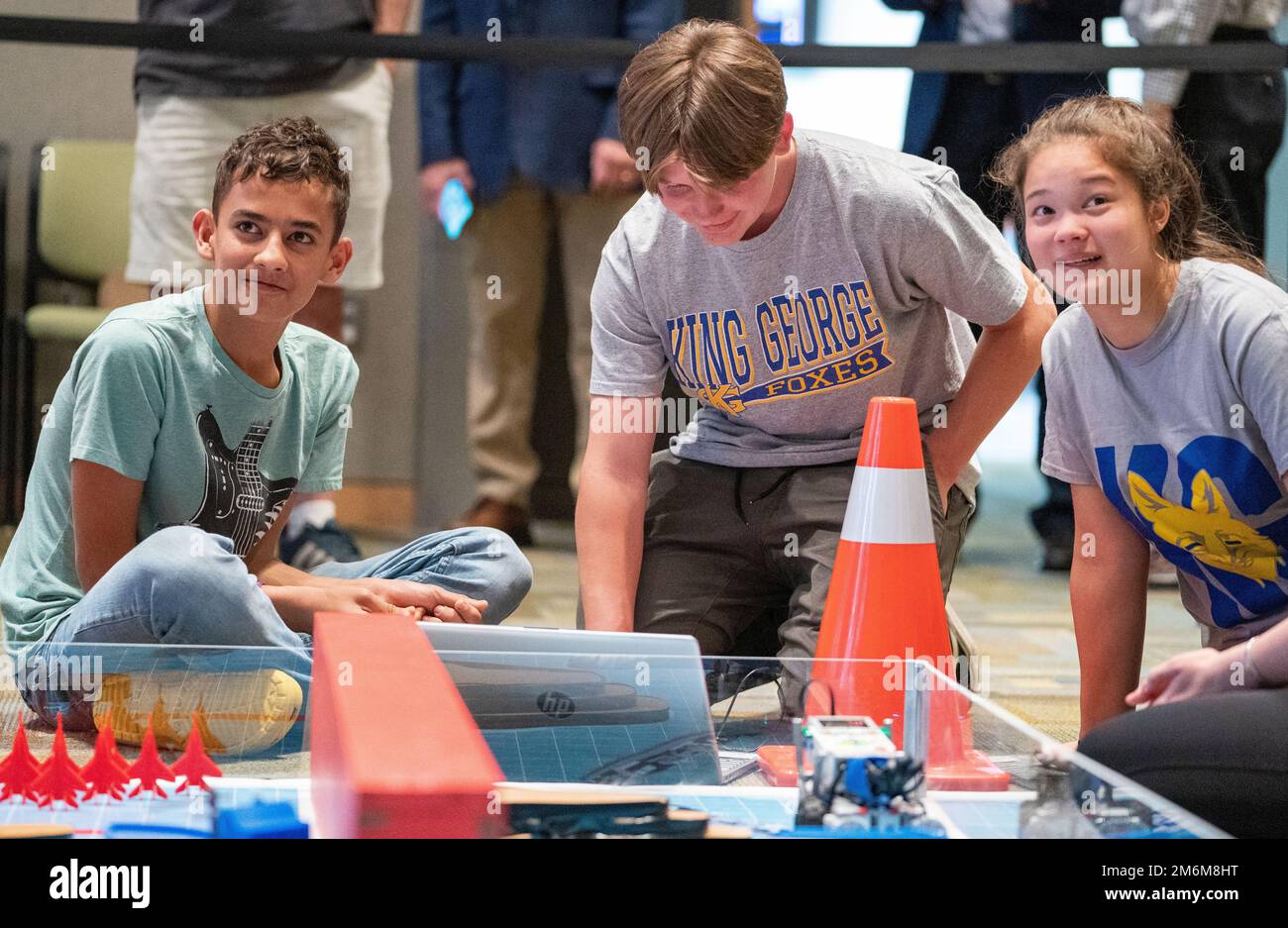 DAHLGREN, Virginie – Les membres de l'équipe de robotique de l'école secondaire King George voient l'horloge comme leur temps s'épuise pendant le défi de l'innovation @Dahlgren. Les renards ont envoyé trois équipes distinctes lors de l'événement qui a eu lieu à 29-30 avril, sur le campus Dahlgren de l'Université de Mary Washington. (É.-U. Navy photo/publié) Banque D'Images