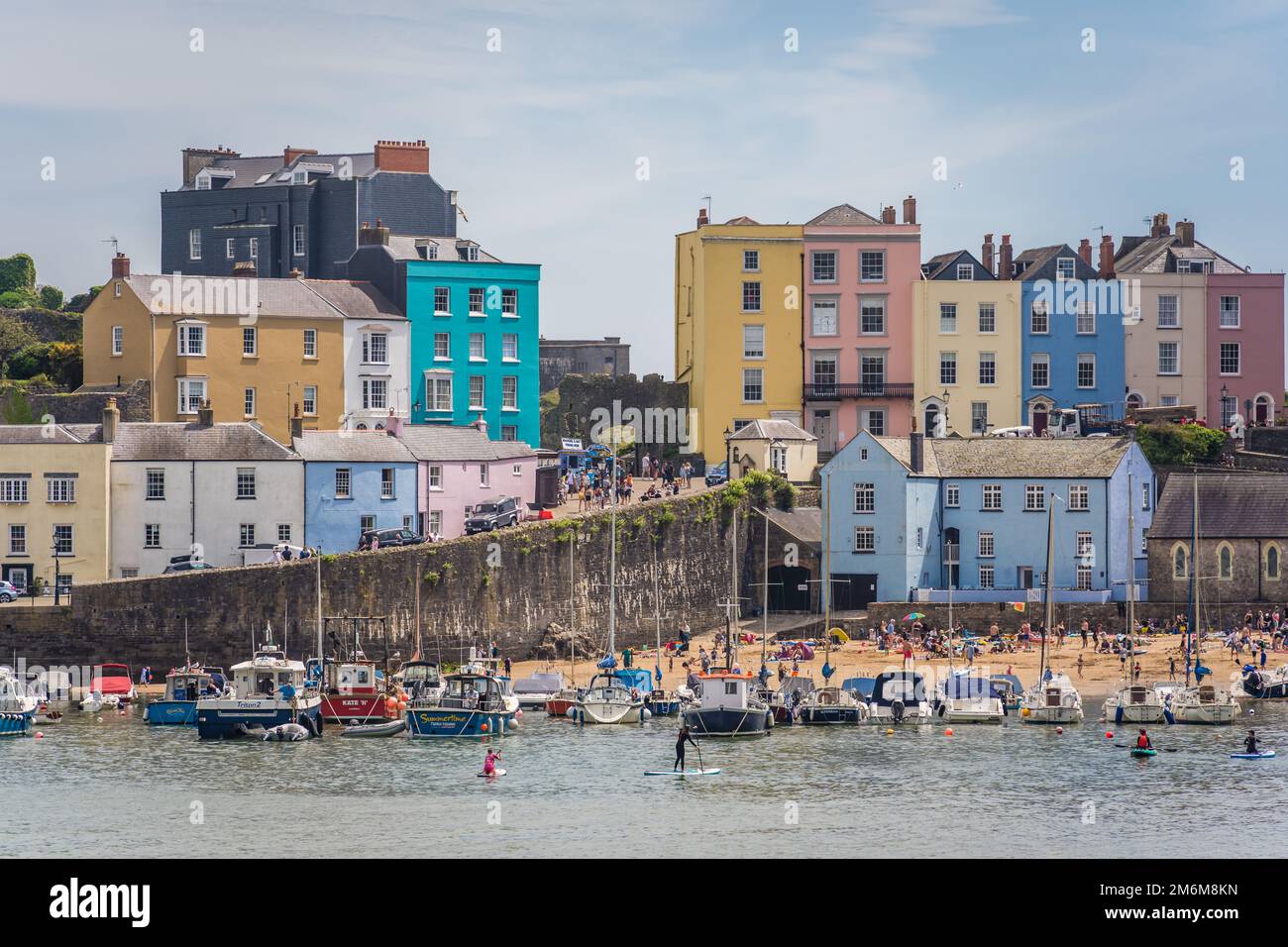 Maisons colorées dans une belle petite ville de Tenby Banque D'Images