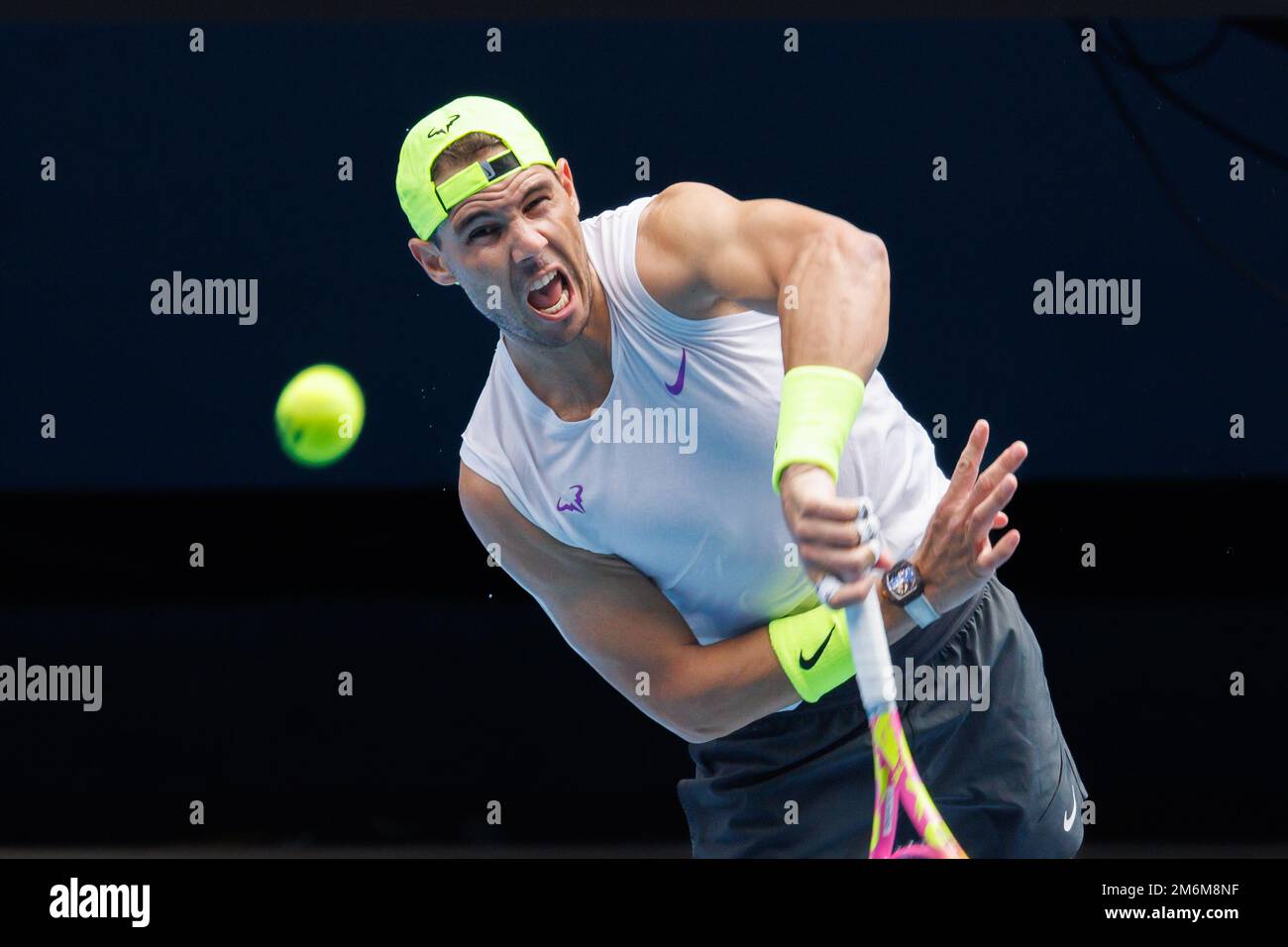 Melbourne, Australie. 5 janvier 2023 : RAFAEL NADAL (ESP) s'entraînant sur le stade Rod laver avant l'Open d'Australie de 2023 à Melbourne, en Australie. Sydney Low/Cal Sport Media Credit: CAL Sport Media/Alay Live News Banque D'Images